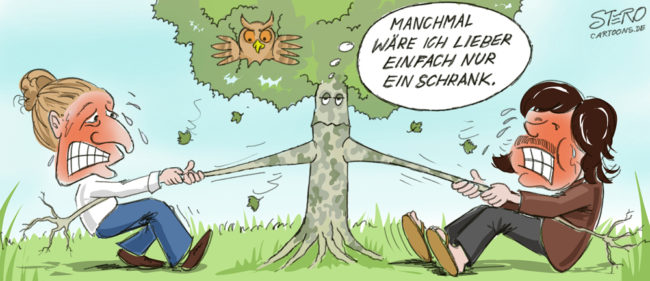 Cartoon-Karikatur-Comic---Ein Baum wird von Sabine Becker und der BÜB wie beim Tauziehen lang gezogen. Er wäre manmchmal eben doch lieber ein Schrank.