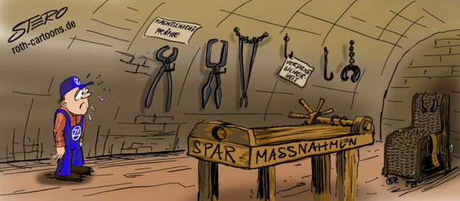 Cartoon-Karikatur-Comic---Ein Arbeiter mit der Aufschrift "ZF" steht in einem Folterraum. Die Streckbank hat die Aufschrift "Sparmaßnahmen", eine Zange "Nachtschichtprämie" und ein Haken "Verdienstsicherheit".