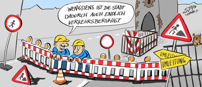 Cartoon-Karikatur-Comic---Eine dicke Absperrung mit Umleitungsschildern versperrt eine Straße mit Stadttor. ein Bauarbeiter merkt an, dass jetzt wenigstens die Stadt verkehrsberuhigt sei.