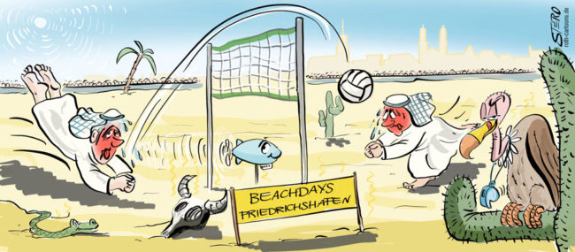 Cartoon-Karikatur-Comic---Der Strand des Bodensees ist zur Wüste mit Palmen und praller Hitze mutiert. Die zwei volleyballspielenden Besucher der Beachdays 2017 tragen weiße Lacken und karierte Kopftücher und scheinen deutlich unter der Hitze und ihrem Sonnenbrand zu leiden.