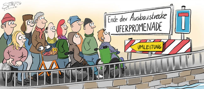 Rollstuhlfahrer und Rollator stehen vor Baustelle und kommen nicht durch, da eine Baustelle den Weg versperrt. Sie werden aufgefordert eine Umleitung zu benutzten.