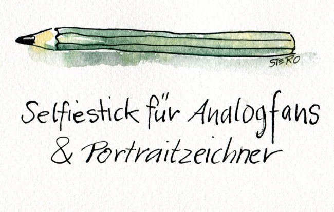 Cartoon-Karikatur-Comic---Ein Grüner Bleistift liegt auf dem Papier. Unter ihm steht "Selfiestick für Analogfans und Portraitzeichner"