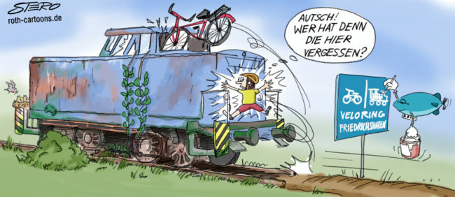 Cartoon-Karikatur-Comic---Ein Fahrradfahrer knallt volle Kanne gegn einen alten verlassenen Güterzug, da dieser auf seinem Radweg steht. Er sagt noch:" Autsch! Wer hat den denn hier vergessen?" ein zeppelin schreibt ein Fahrrad und Güterzugweg Schild.