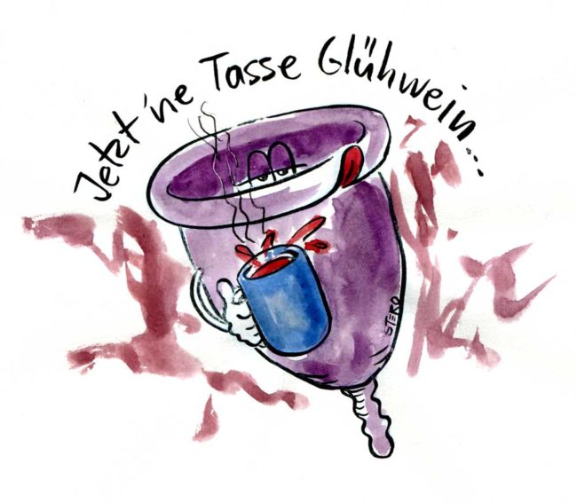 Cartoon-Karikatur-Comic---Eine lila Menstruationstasse hält gelassen eine Tasse Glühwein in der Hand.
