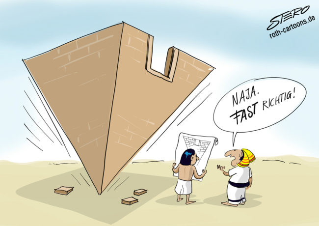 Cartoon-Karikatur-Comic---Ein ägyptischer Baumeister steht mit dem verkehrtherumen Bauplan vor seiner verkehrtherumen Pyramide. sein Sklavenhalter daneben sagt:" Naja, fast richtig!"