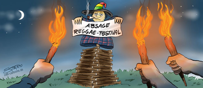 Hände mit Fackeln laufen auf eine Funkenhexe zu.