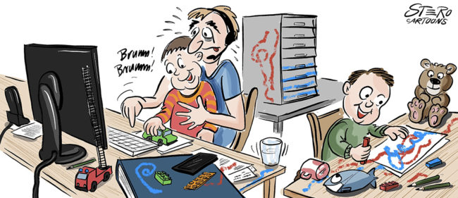 Cartoon-Comic-Homeoffice: Ein Vater sitzt mit seinen zwei Kleinen Kindern im Home-Office und versucht zu arbeiten.