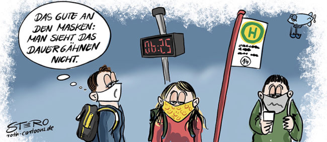 Cartoon-Karikatur: Drei Schüler stehen bei Schulbeginn nach den Sommerferien völlig übermüdet frühmorgens an der Bushaltestelle mit Mundschutz wegen Corona. Einer denkt: Das Gute an den Masken ist, dass man das Gähnen nicht sieht.
