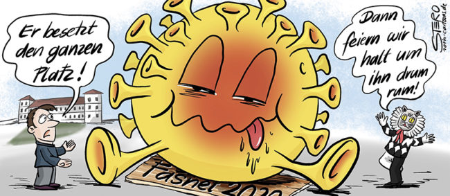 Cartoon-Karikatur-Comic:Ein fetter Coronavirus sitz auf einem Schild auf dem Fasnet/FAsnacht steht. Ein Mann steht davor und sagt verärgert: "Er besetzt den ganzen Platz!". Worauf ein Maskenträger/Hästräger sagt:" Dann feiern wir halt um ihn drum rum!"