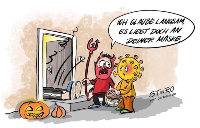 Cartoon-Comic: Zwei Kinder machen Halloween "Süsses oder Steich". Eines der Kinder trägt einen Coronavirus als Maske. Und den Besuchten haut es um vor Schreck. Das zweite Kind sagt: "Ich glaube, es liegt soch an deiner Maske.