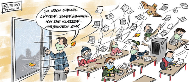 Cartoon zum Streit um Lüfter in Klassenzimmern wegen Corona. Ein Lehrer öffnet das Fenster zum Lüften und alle Blätter fliegen weg und die Kinder frieren.