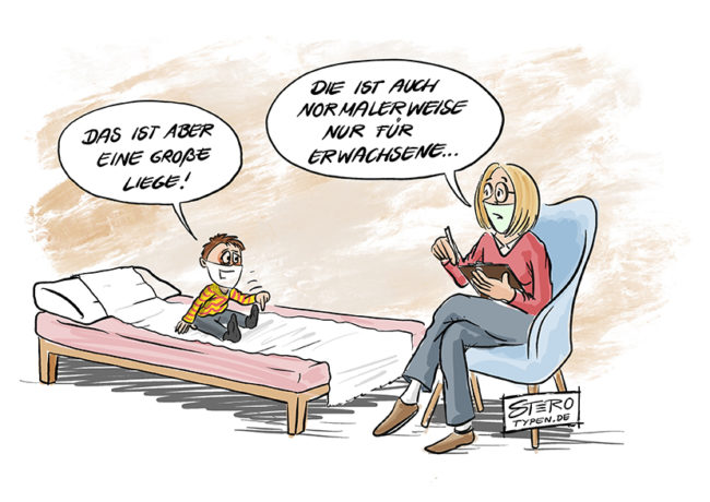 Cartoon zur psychologischen Situation von Kindern während der Coronakrise. Ein Kind sitzt bei einer Psychologin auf der Liege und wundert sich überderen Größe. Die Therapeutin antwortet (fast verzweifelt): "Die ist auch eigentlich nur für Erwachsene."