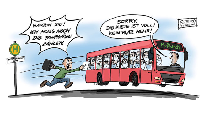 Cartoon zu vollen Schulbussen und Verstärkerbus: Ein Mitarbeiter der Stadtwerke rennt einem vollen Schulbus hinterher um die Fahrgäste zu zählen. doch der ist voll, übervoll. Es braucht wohl einen Verstärkerbus...