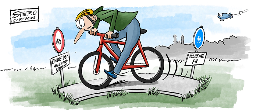 Ein Mann sitzt auf einem Fahrrad und fährt über eine sehr kurze Ausbaustrecke für Radfahrer.