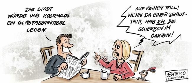 Ein Mann und eine Frau sitzen am Tisch und reden darüber, dass die Stadt kostenlose Glasfaser anbietet. Die Frau sagt, dass wenn da jemand drauf tritt, sie die ganzen Scherben im Garten hat.