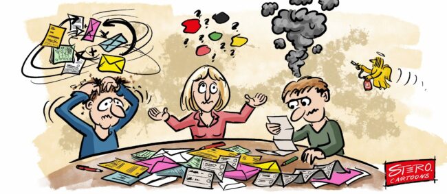 Cartoon-Karikatur-Comic: zum Superwahljahr 2024 mit Europawahl, Kreistagswahl und Gemeinderatswahl. Eine Familie will Briefwahl machen und verzweifelt an den vielen Kuverts in verschiedenen Farben. Und dann gibt es ja auch noch die Farben der Parteien.