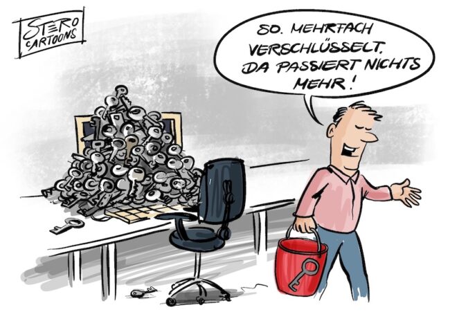 Cartoon-Karikatur-Comic: Ein Mann verlässt zufrieden seinen Arbeitsplatz, in der Hand einen roten Eimer mit einem großen Schlüssel darauf. Hinter ihm ist ein Schreibtisch zu sehen, auf dem sich ein riesiger Berg von Schlüsseln vor einem Computerbildschirm türmt, der fast komplett verdeckt ist. Der Mann sagt selbstsicher: „So, mehrfach verschlüsselt. Da passiert nichts mehr!“ Der Cartoon macht sich auf humorvolle Weise über das Thema Datensicherheit und die oft übertriebene Vorstellung von mehrfacher Verschlüsselung lustig.