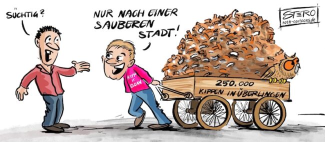 Cartoon-Karikatur-Comic zu Zigarettenkippen: Ein Mann fragt mit einem fragenden Gesichtsausdruck „Süchtig?“ und blickt dabei auf eine andere Person, die einen überladenen Handwagen mit unzähligen Zigarettenkippen zieht. Die Person trägt ein pinkes T-Shirt mit der Aufschrift „Kipp it clean“ und antwortet enthusiastisch: „Nur nach einer sauberen Stadt!“ Auf dem Wagen steht die Aufschrift „250.000 Kippen in Überlingen“, und eine Eule sitzt auf dem Rand des Wagens. Der Cartoon thematisiert auf humorvolle Weise den Kampf gegen Umweltverschmutzung durch Zigarettenstummel und das Engagement für eine saubere Stadt.