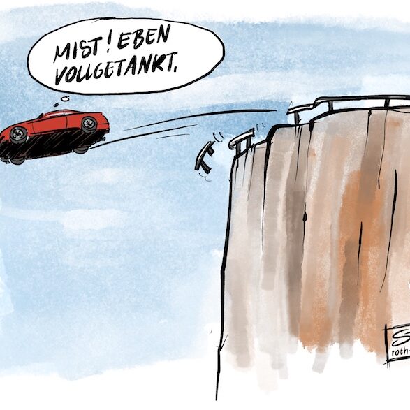 Cartoon-Karikatur-Comic: In dem Cartoon ist ein rotes Auto zu sehen, das gerade über die Brüstung einer steilen Klippe hinaus in die Luft fliegt. Die Leitplanke wurde durchbrochen, was an den verbogenen und herunterfallenden Teilen zu erkennen ist. Aus dem Auto kommt eine Sprechblase mit dem Text: „Mist! Eben vollgetankt.“ Der Hintergrund zeigt einen hellblauen Himmel mit leichten Wolken.