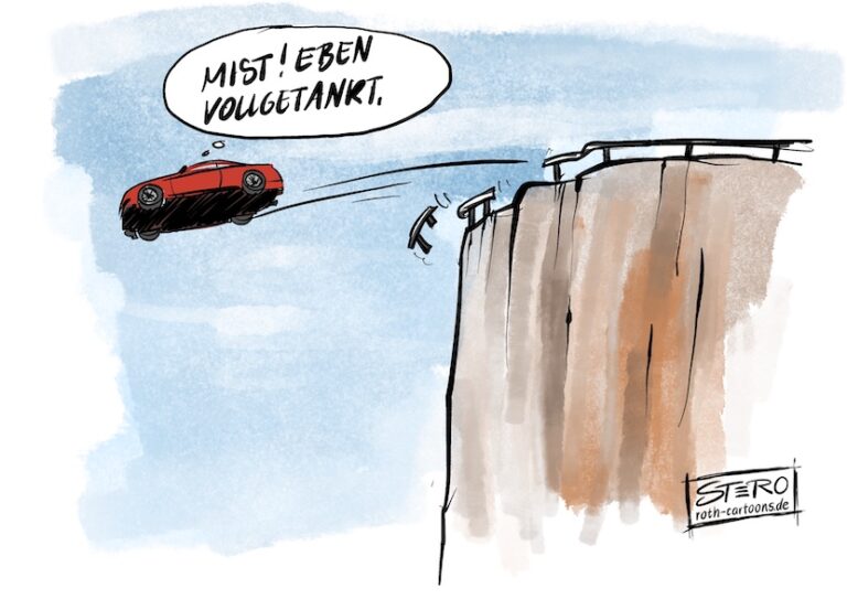 Cartoon-Karikatur-Comic: In dem Cartoon ist ein rotes Auto zu sehen, das gerade über die Brüstung einer steilen Klippe hinaus in die Luft fliegt. Die Leitplanke wurde durchbrochen, was an den verbogenen und herunterfallenden Teilen zu erkennen ist. Aus dem Auto kommt eine Sprechblase mit dem Text: „Mist! Eben vollgetankt.“ Der Hintergrund zeigt einen hellblauen Himmel mit leichten Wolken.
