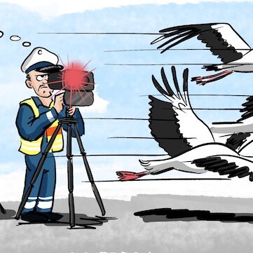 Ein Polizist steht hinter einem mobilen Blitzer und versucht, vier vorbeifliegende Störche zu fotografieren. Neben dem Messgerät steht ein Warndreieck. Die Störche sind bereits fast vorüber, als der Blitzer auslöst. Der Polizist denkt verärgert: „Mist. Wieder zu langsam …“