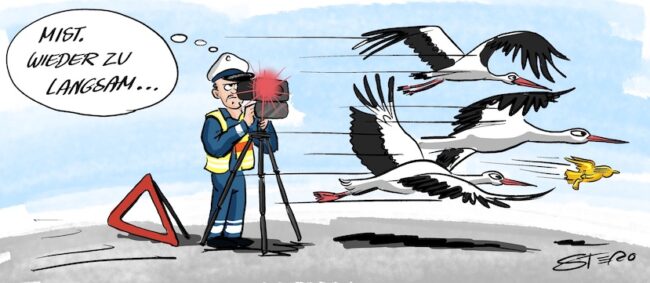 Ein Polizist steht hinter einem mobilen Blitzer und versucht, vier vorbeifliegende Störche zu fotografieren. Neben dem Messgerät steht ein Warndreieck. Die Störche sind bereits fast vorüber, als der Blitzer auslöst. Der Polizist denkt verärgert: „Mist. Wieder zu langsam …“