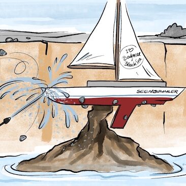 Cartoon über den niedrigen Wasserstand des Bodensees: Ein Segelboot sitzt im trockenen Seebecken fest, während ein Mann mit einem Hochdruckreiniger Wasser um das Boot spritzt und ein Fisch erschöpft am Pegelmesser hängt.